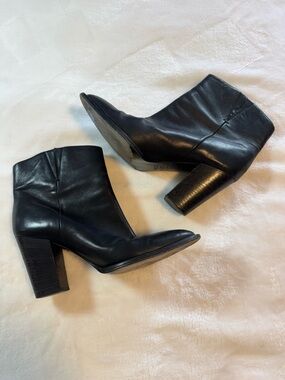 Vince Camuto Leather 3” Chucky Heel & Pointy Toe Booties Size 7 1/2 M